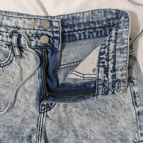 Pacsun Drawn Blue Denim Mom Shorts, Color Light Acid Wash Size 25 - Picture 9 of 16